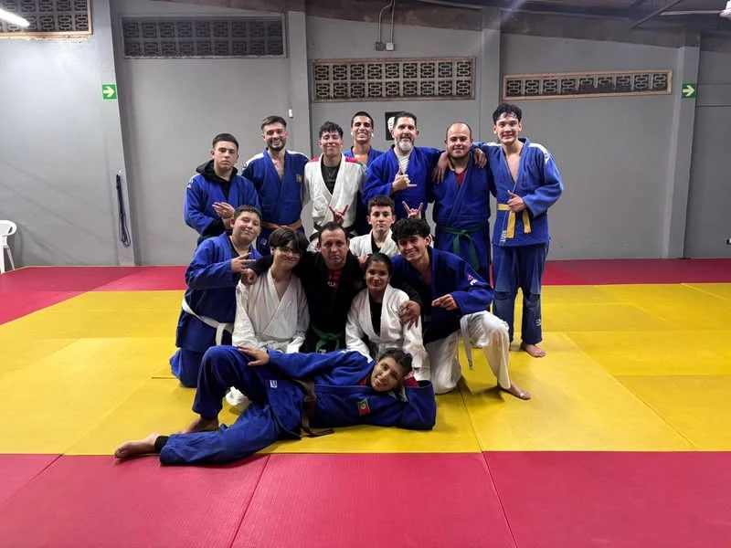 Judokas de El Pilar compartiendo un entrenamiento en Tres Ríos