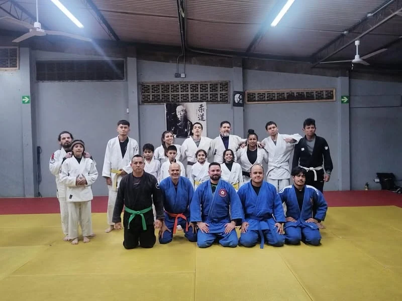 El equipo de Judo El Pilar reunido sobre el tatami del dojo