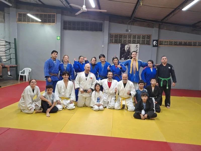 Integrantes de Judo El Pilar con distintos grados de cinturón